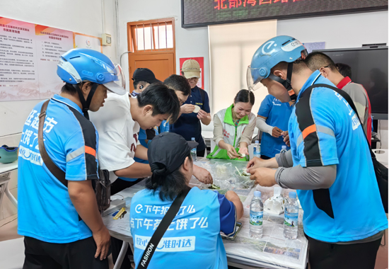 北部灣西路社區(qū)黨委舉辦“黨聚新心 溫暖同行”主題活動。海城區(qū)委宣傳部供圖