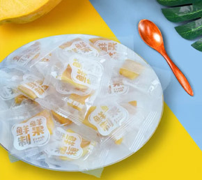 越南芒果干
越南芒果干以其獨(dú)特的口感和制作工藝而聞名。?越南芒果干選用新鮮熟透的芒果,經(jīng)過(guò)精心挑選、切片、烘干而成,保留了芒果的天然風(fēng)味和營(yíng)養(yǎng)價(jià)值。其制作過(guò)程通常包括切片、去邊角料、低溫烘干等步驟,以確保芒果干的品質(zhì)和口感?。