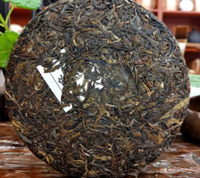 緬甸普洱茶
緬甸普洱茶口感醇厚順滑,茶湯入口,能感受到其醇厚的質(zhì)感,滋味濃郁飽滿,不會(huì)有強(qiáng)烈的苦澀感,茶葉中的茶多酚、咖啡堿等物質(zhì)相互協(xié)調(diào),使得茶湯在口中的表現(xiàn)豐富多樣。