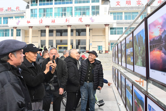 圖為群眾在觀賞攝影展作品。