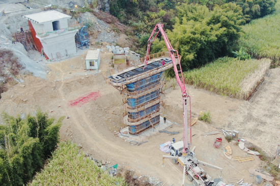 澆筑中的柳梧鐵路2標最后墩身