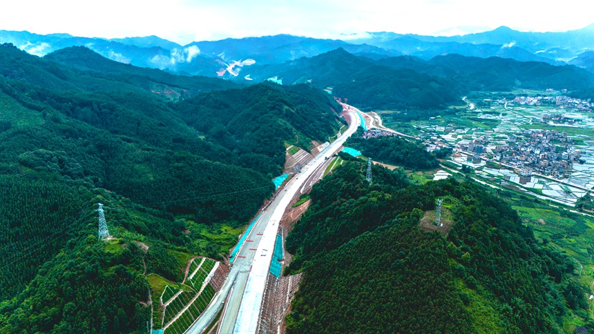 連山至賀州高速公路。