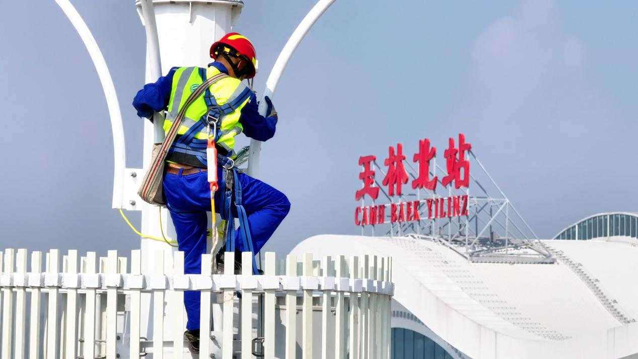 廣西移動(dòng)工作人員在玉林北站建設(shè)5G基站。黃媛攝