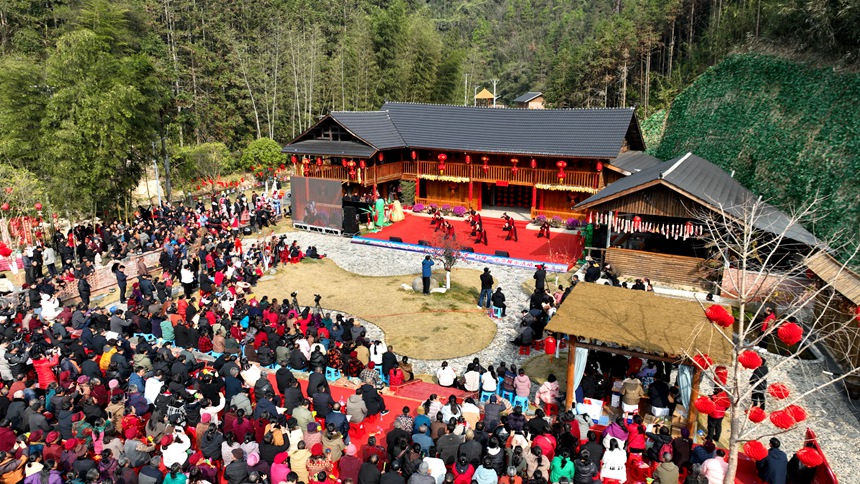 魅力資源·筑夢(mèng)馬家——2024年全國(guó)冬季“村晚”示范展示活動(dòng)在桂林市資源縣資源鎮(zhèn)馬家村火熱開(kāi)演。