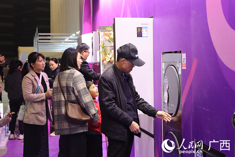 市民在家電專區(qū)挑選新家電。人民網(wǎng) 何寧攝