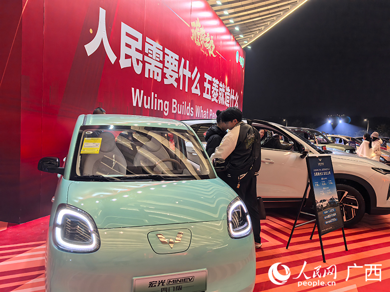 汽車夜賣場展出的汽車。人民網(wǎng)記者 覃心攝