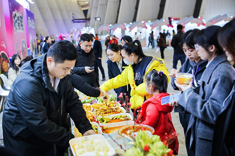 廣西酸嘢吸引了眾多市民品嘗。主辦方供圖
