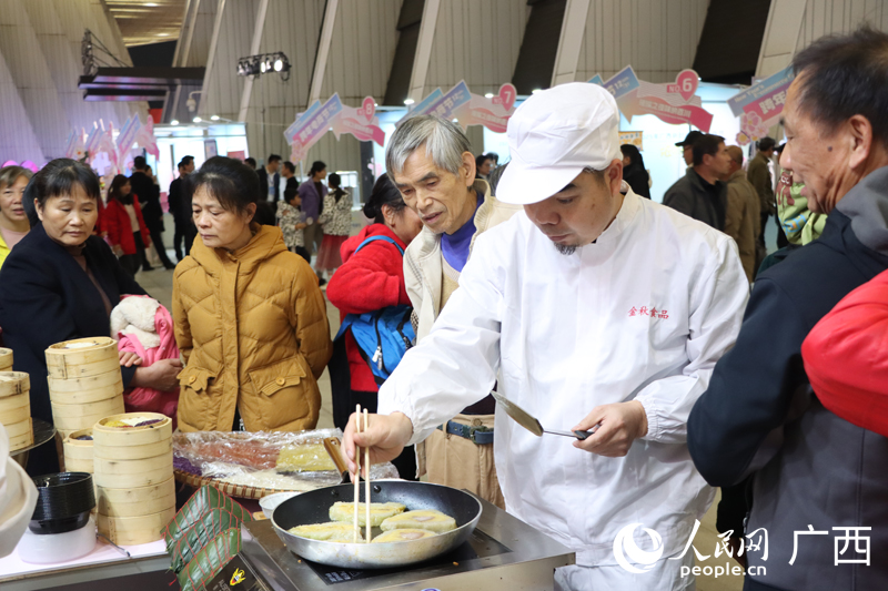 市民逛展。人民網(wǎng) 馮肖慧攝