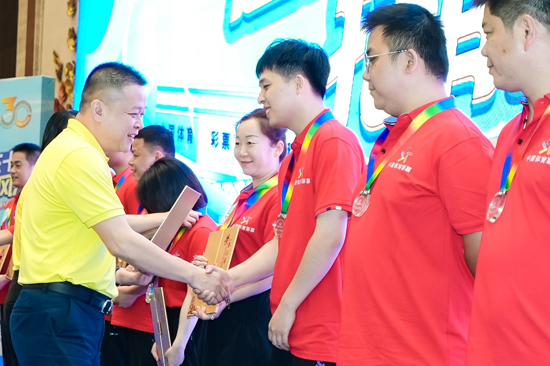 廣西體彩中心負責人廖學志為實體店技能大賽獲獎隊伍頒獎。廣西體彩供圖