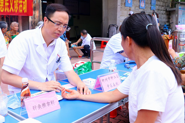 開展義診活動。柳江區(qū)衛(wèi)健局供圖