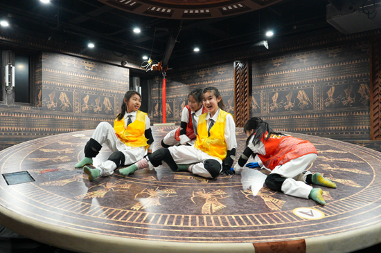 東北“小雪花”在南寧之夜街區(qū)“魯班奇幻工廠”參與了一系列結(jié)合智力與體力挑戰(zhàn)的活動。王宇翔攝