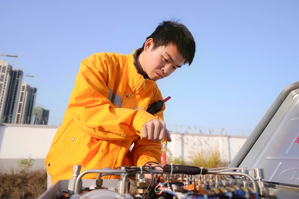 職工在玉林北站對(duì)信號(hào)設(shè)備進(jìn)行檢修。李鈺丹攝