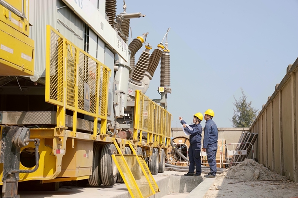 南方電網(wǎng)廣西欽州供電局變電管理二所工作人員對移動式變電站設(shè)備進(jìn)行投運前信息數(shù)據(jù)核對（翟晉升攝）.jpg
