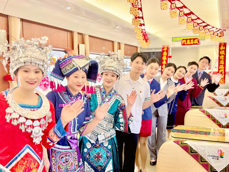 春運(yùn)首日，南寧至北京西Z6次列車舉辦“非遺伴旅途，列車送祝?！被顒?dòng)。趙劍攝