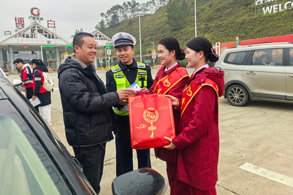 開展志愿服務(wù)活動。呂靈攝