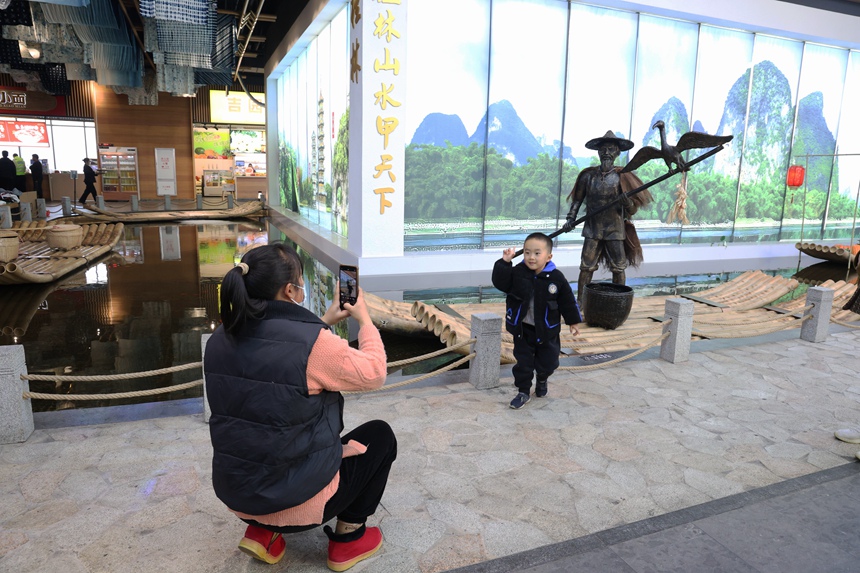 過(guò)往司乘人員及旅客在桂林服務(wù)區(qū)打卡拍照。