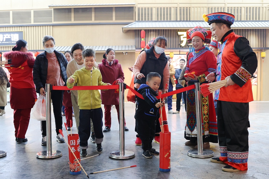 過往司乘人員及旅客在桂林服務(wù)區(qū)體驗(yàn)廣西特色游園活動。