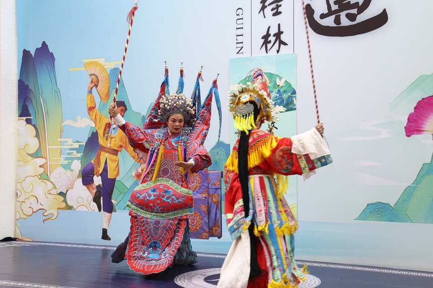 專業(yè)演員在桂林服務(wù)區(qū)表演廣西地方戲曲。