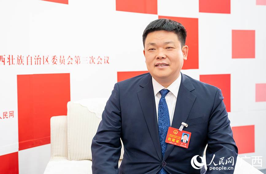 李冉代表（右）接受專訪。人民網(wǎng)記者 嚴(yán)立政攝