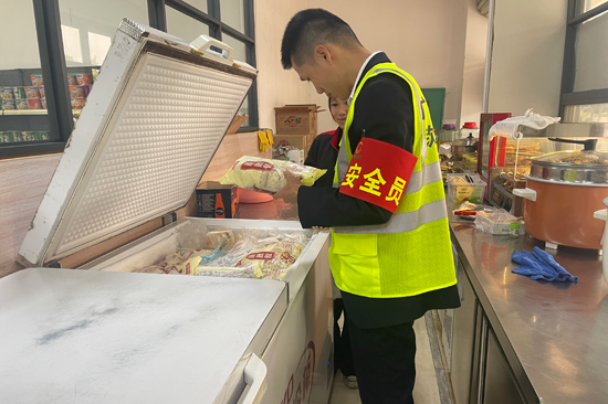 節(jié)前對服務區(qū)經營單位進行食品安全檢查。馮克榆攝