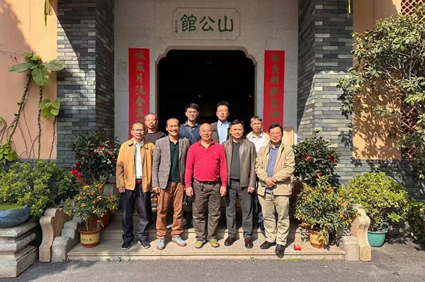 考察團(tuán)在南海區(qū)山公館合影留念。李丙傳攝