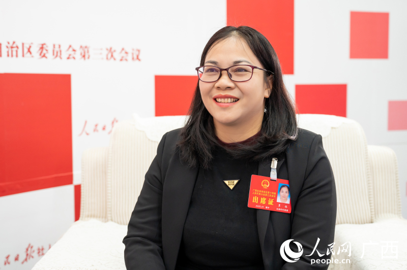 覃鈺代表接受專(zhuān)訪(fǎng)。人民網(wǎng)記者 嚴(yán)立政攝