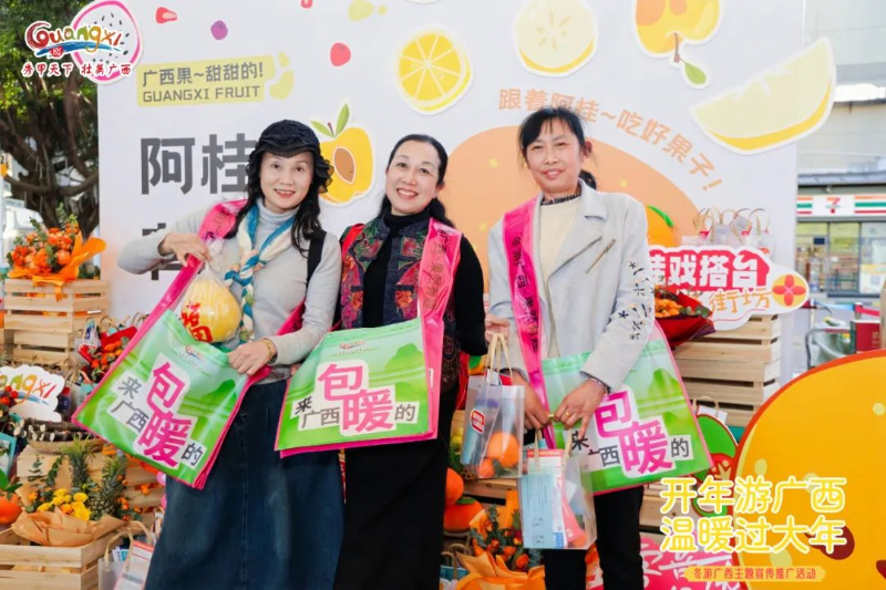 市民游客領(lǐng)取福袋。主辦方供圖