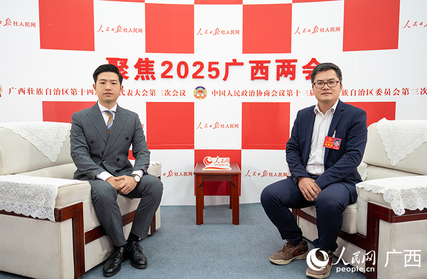 羅挺代表（右）接受專訪。人民網(wǎng)記者 嚴立政攝