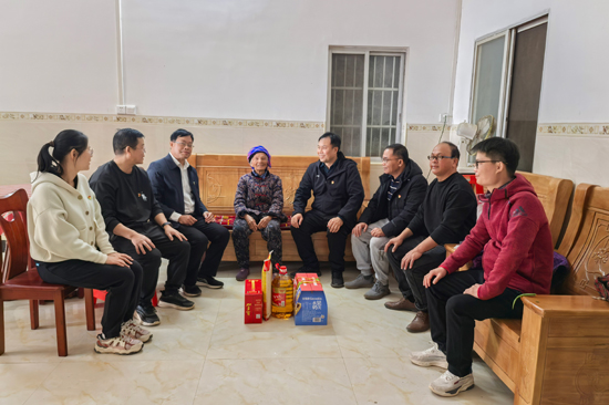 校領(lǐng)導(dǎo)帶隊(duì)前往結(jié)對(duì)幫扶戶(hù)進(jìn)行結(jié)對(duì)幫扶慰問(wèn)活動(dòng)。吳曉燕攝