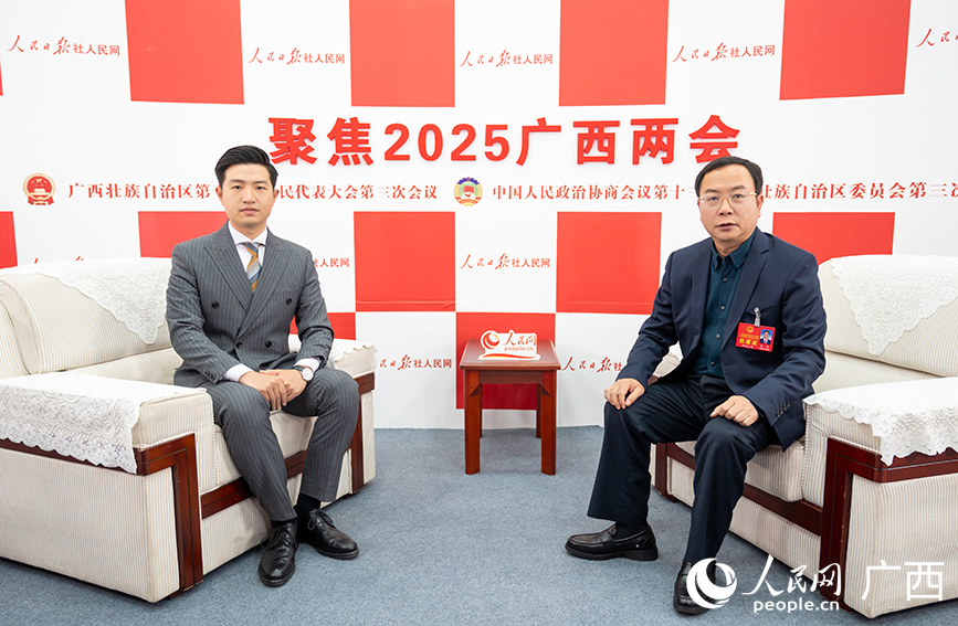 藍勝代表（右）接受專訪。人民網(wǎng)記者 嚴立政攝