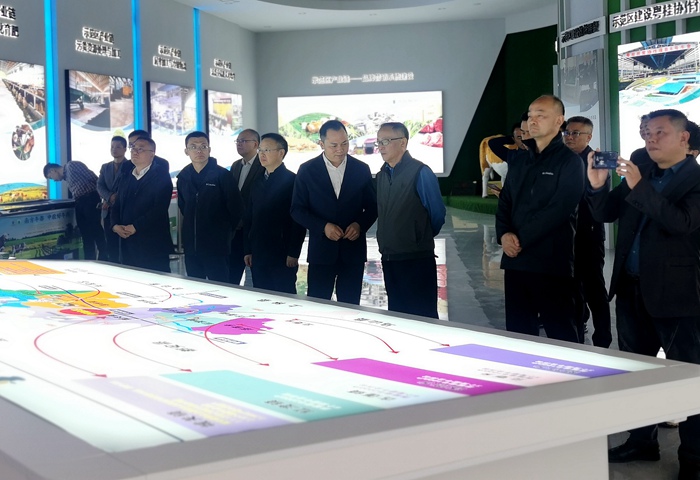 圖為粵黔工作隊(duì)聽取南方牛都產(chǎn)業(yè)園的情況匯報(bào)