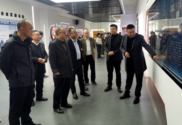 圖為粵黔工作隊(duì)聽取澳湖肉羊產(chǎn)業(yè)園的情況匯報(bào)