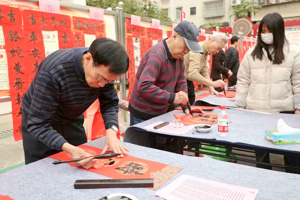 書法老師們揮毫潑墨送祝福。黃玉瑩攝