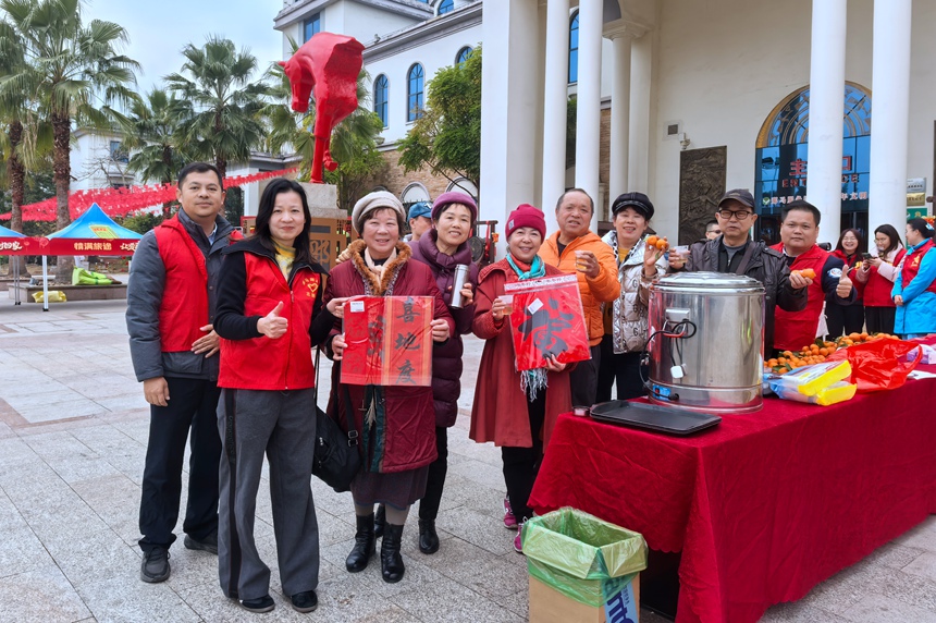 旅客與那馬服務區(qū)志愿者合影。周世霞攝