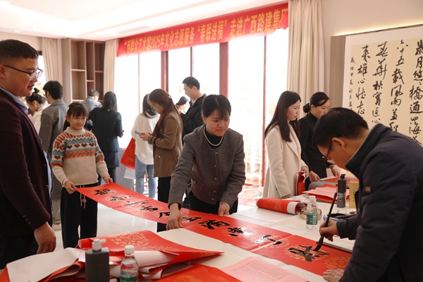 書法家們根據(jù)職工的需求，創(chuàng)作出一副副寓意吉祥、飽含新春祝福的春聯(lián)。韋燾攝
