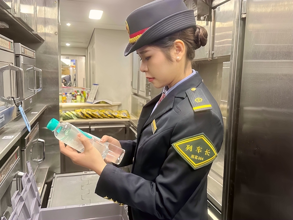 徐祖萍正在檢查餐料，核對生產(chǎn)日期。王超穎攝