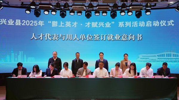 簽訂就業(yè)意向書。周萍萍攝
