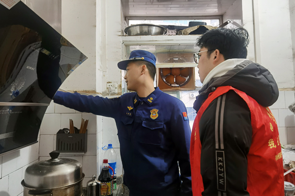 入戶宣傳排查隱患。
