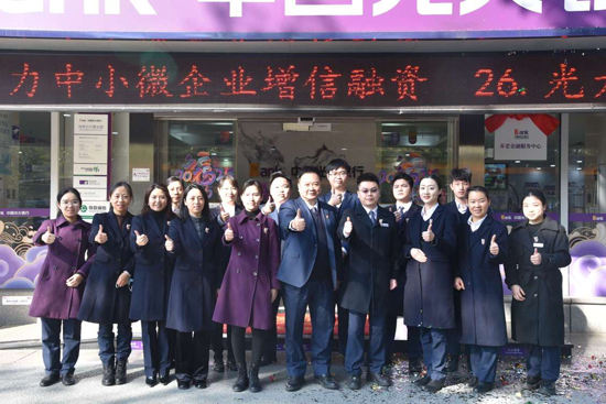 掛牌現(xiàn)場。唐琪玲攝
