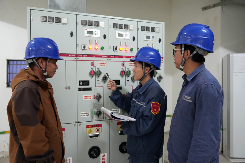 工作人員對(duì)玉林國(guó)際香料交易中心的配電設(shè)備、線路進(jìn)行全面巡視排查。溫靖銘攝