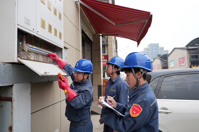 工作人員對(duì)玉林國(guó)際香料交易中心的配電設(shè)備、線路進(jìn)行全面巡視排查。溫靖銘攝