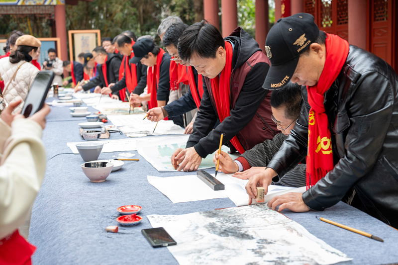 當地美術家和書法家們攜手為市民群眾義寫春聯(lián)送祝福，喜迎新年到來。何華文攝