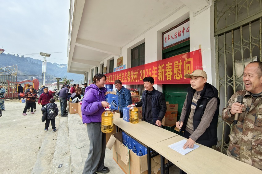 領(lǐng)取慰問品。陸風(fēng)攝