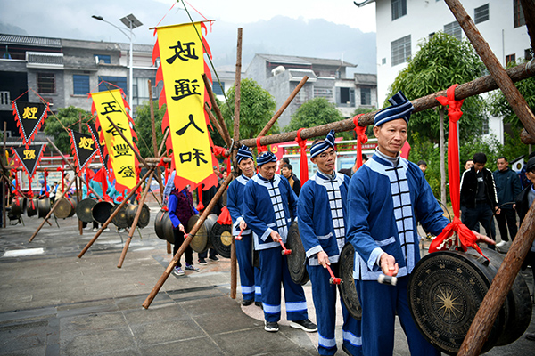 廣西東蘭縣巴疇壯寨農(nóng)耕文化旅游節(jié)演繹銅鼓祭灶習(xí)俗。高東風(fēng)攝