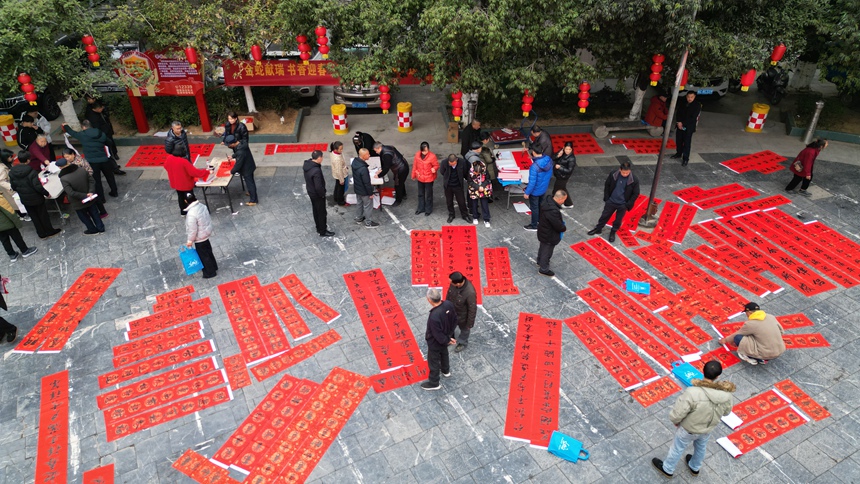 市民們紛紛將寫好的對(duì)聯(lián)放在地上晾干