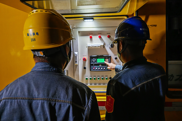 晚會現(xiàn)場工作人員調(diào)試應(yīng)急發(fā)電車。揭金旺攝