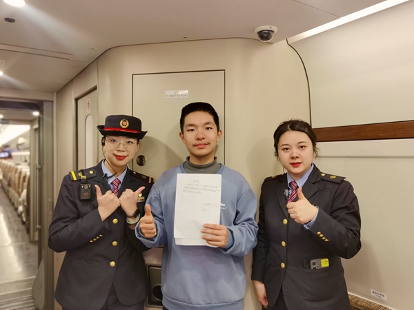 羅棉元幫助旅客后獲得表揚(yáng)信。