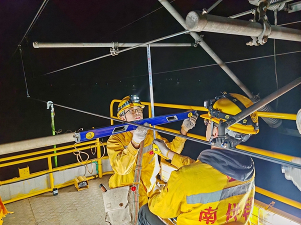 職工在黎湛線(xiàn)測(cè)量接觸網(wǎng)錨段關(guān)節(jié)設(shè)備參數(shù)。唐培豐攝