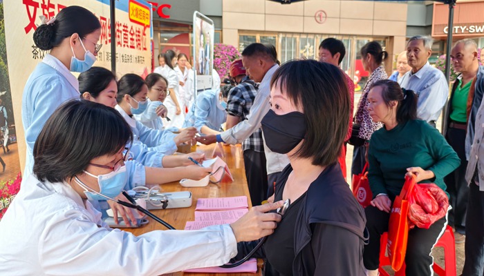 南興·乾隆苑小區(qū)推行“望聞問切”工作法開展便民義診服務活動