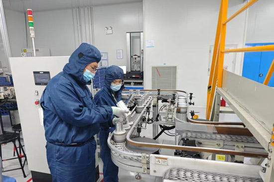 技術(shù)工人有條不紊地操作機械臂，多氟多項目正熱火朝天忙生產(chǎn)